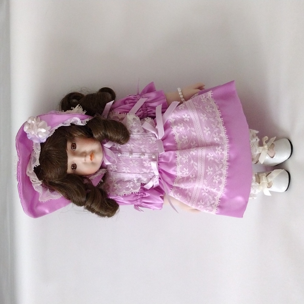 BETTY JANE CARTER * MUSICAL PORCELAIN DOLL * NIB